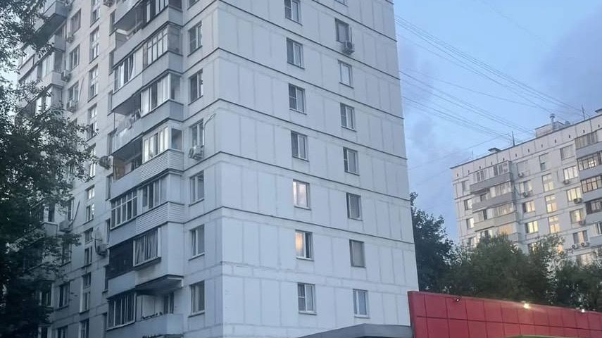 Трехлетний мальчик выпал из окна квартиры на третьем этаже дома на юге Москвы