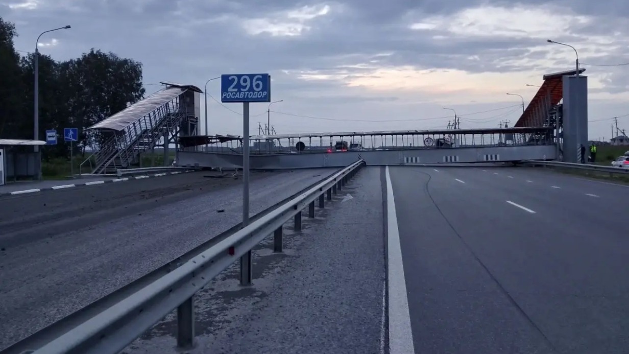 Самосвал снес надземный переход и перекрыл трассу под Тюменью