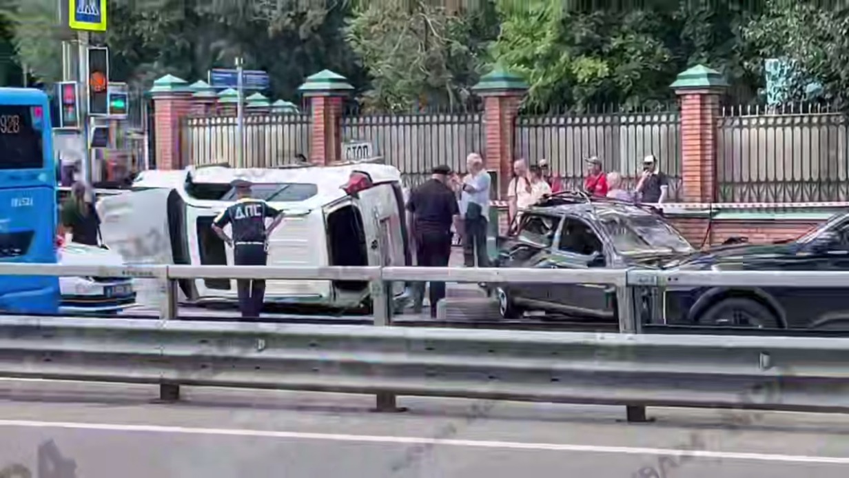 Автомобиль перевернулся после ДТП на Фестивальной улице на севере Москвы