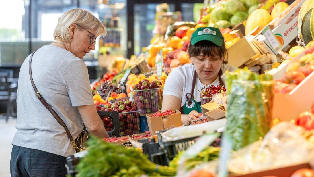 Участница московской ярмарки передает бойцам СВО овощи с собственного огорода