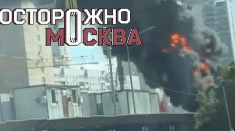 Бытовки загорелись на Строгинском бульваре в Москве, на месте работают пожарные