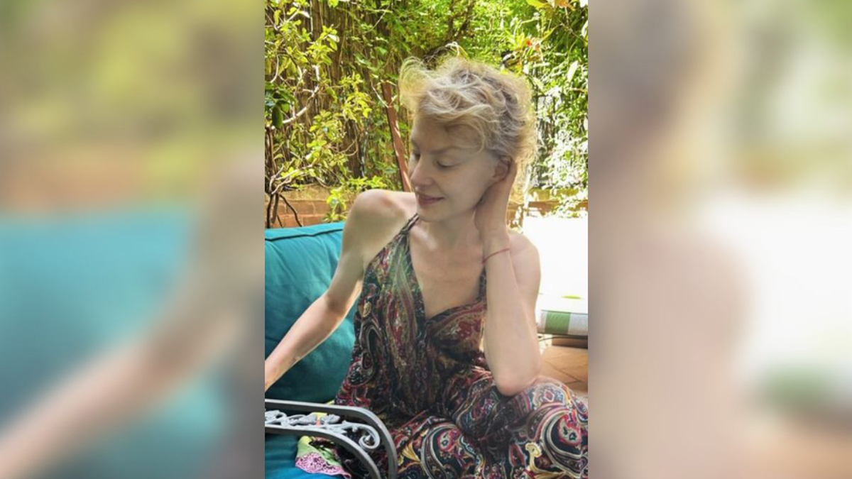 Актриса Рената Литвинова показала фигуру в платье с декольте