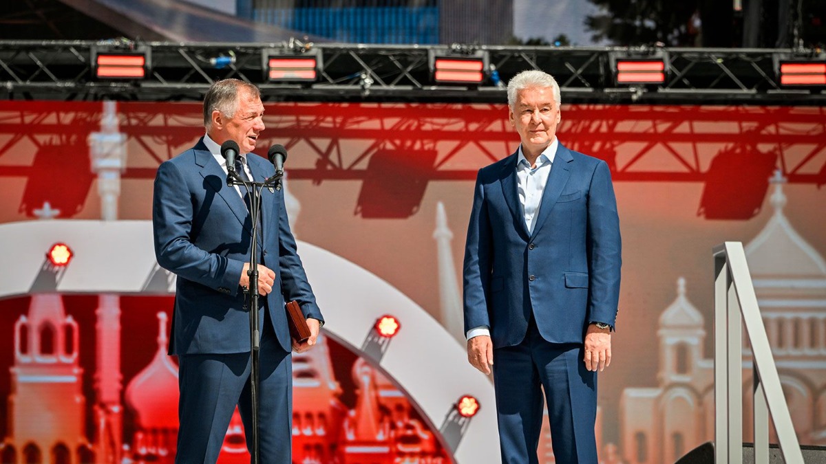 9 августа. Заместитель председателя правительства России Марат Хуснуллин (слева) и мэр Москвы Сергей Собянин на юбилейном мероприятии в «Лужниках» поздравляют строителей с профессиональным праздником