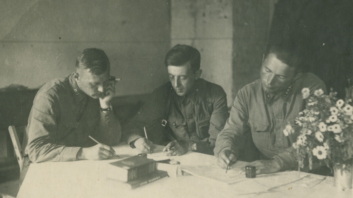 1942 год. Валентин Дуров (в центре) помогает молодым журналистам писать материалы для фронтовой газеты