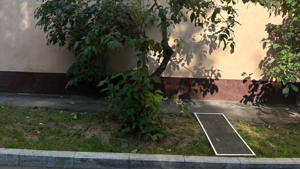 Трехлетний мальчик выпал из окна квартиры в центре Москвы