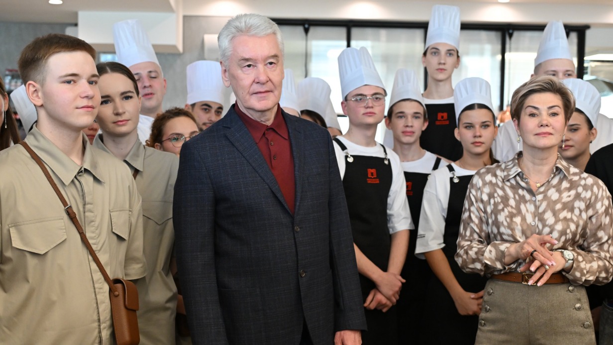 Мэр Москвы Сергей Собянин и директор Московского образовательного комплекса «Запад» Анна Мельникова во время встречи с учащимися столичных колледжей во Дворце пионеров
