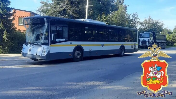 Двое человек пострадали при столкновении автобуса и грузовика в Домодедове