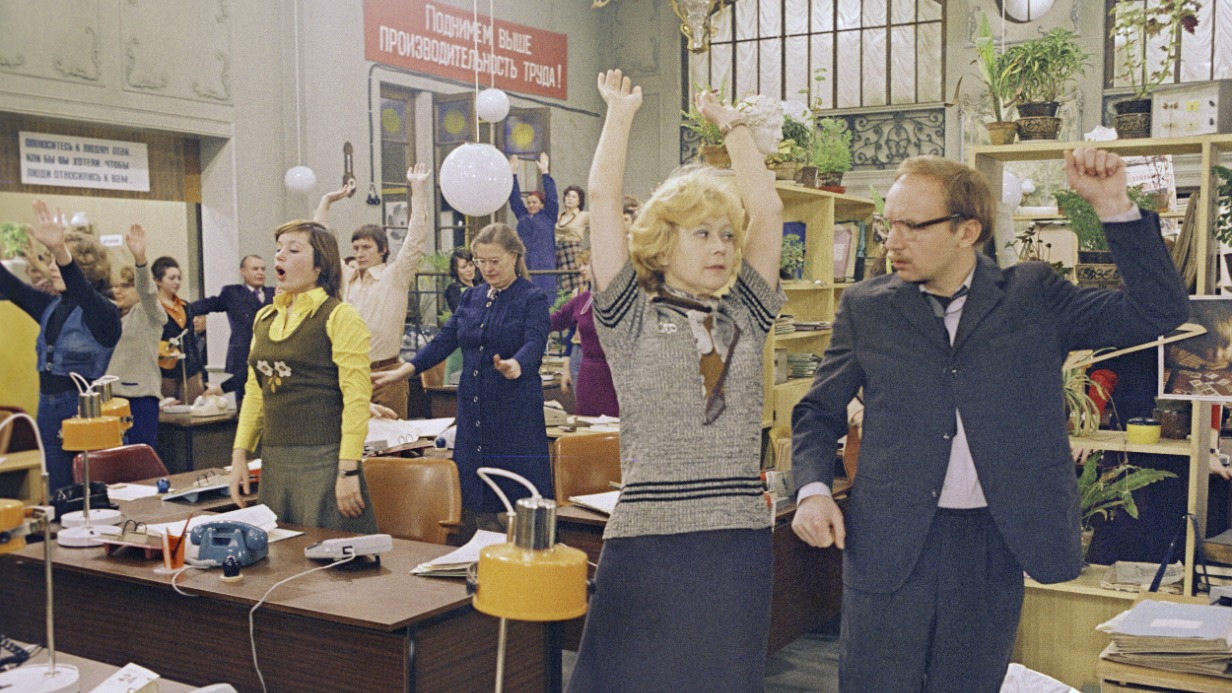 Кадр из фильма «Служебный роман» (1977): Светлана Немоляева в роли Ольги Рыжовой и Андрей Мягков в роли Анатолия Новосельцева