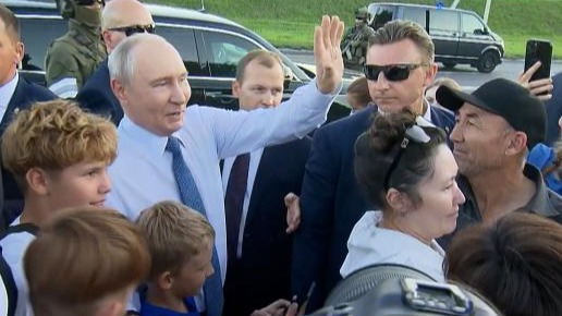 Путин пообщался с горожанами на улицах Новосибирска после рабочей программы