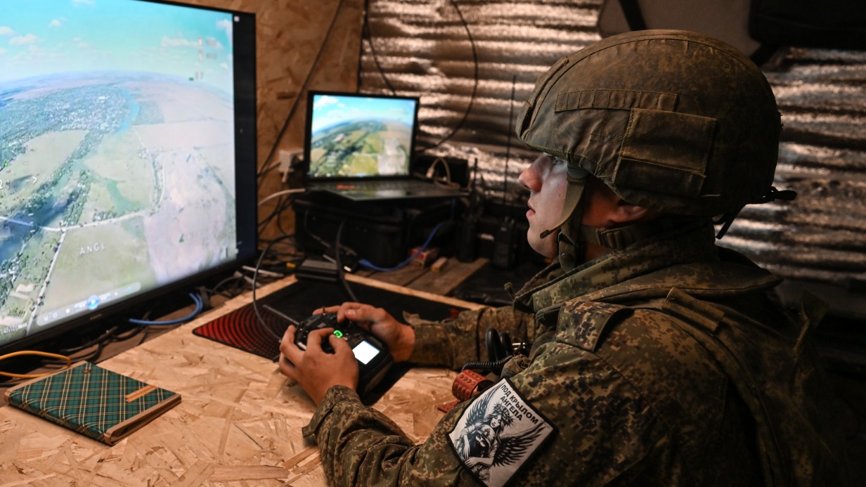 Военнослужащий расчета БПЛА «Сокол-И» группировки войск «Центр» выполняет боевые задачи на добропольском направлении СВО. С помощью такого дрона-перехватчика бойцы могут охотиться на американские беспилотники-камикадзе Hornet с искусственным интеллектом