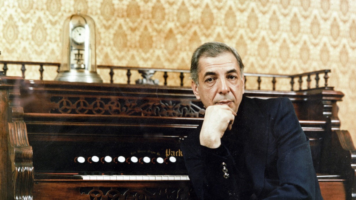 Композитор Микаэл Таривердиев дома, у любимого инструмента, фото 1984 года