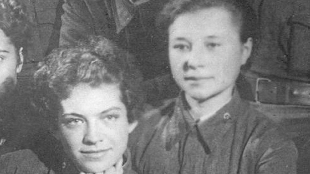 Между октябрем 1941 года и январем 1942 года. Наталья Ковшова и Мария Поливанова в дни службы в 3-й Московской коммунистической стрелковой дивизии. Тут Наташа на переднем плане (как и в жизни), но вообще на совместных фото девушек впереди почему-то чаще оказывалась скромница Маша
