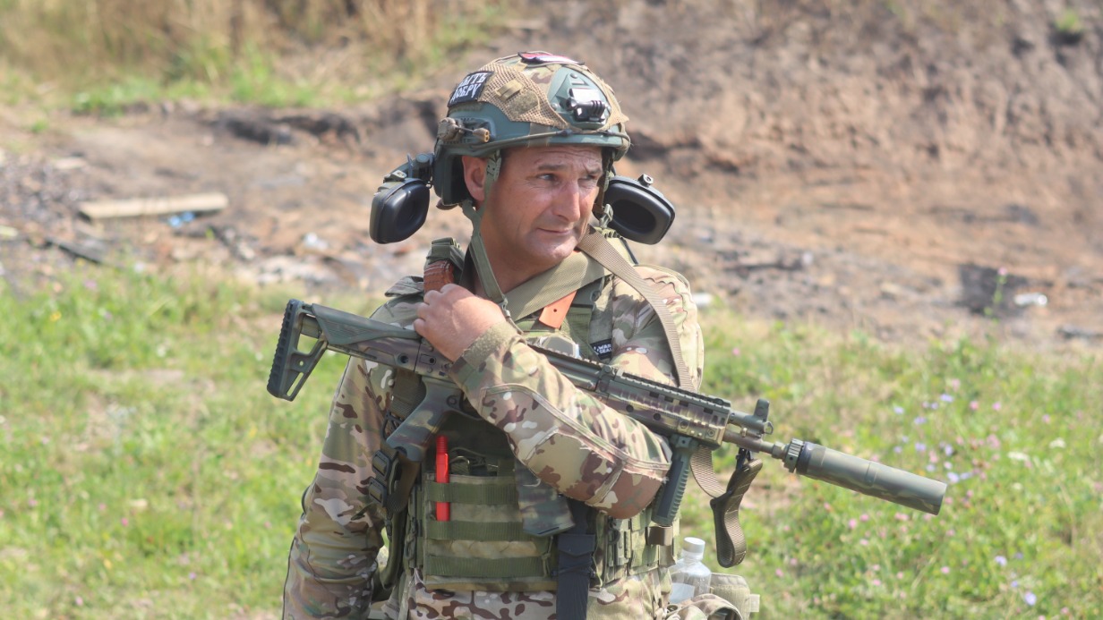Военнослужащий добровольческой бригады «Барс-Курск» с позывным «Чех» на одном из полигонов группировки войск «Север»