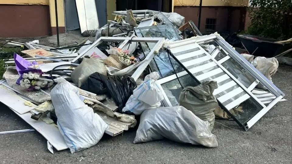Ковальчук показал последствия удара ракеты ВСУ по жилой многоэтажке в Брянске
