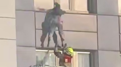 Женщина прыгнула с 11-го этажа прямо в руки спасателю во время пожара в Берлине