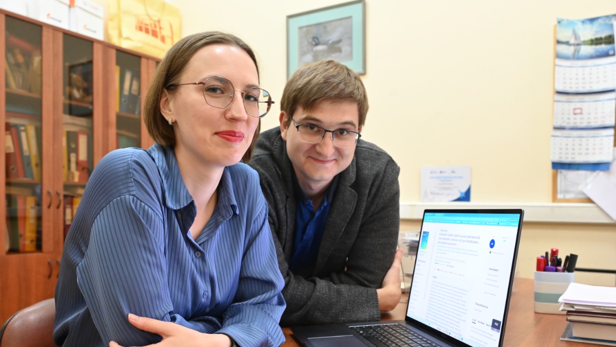 Младший научный сотрудник и старший преподаватель кафедры биохимии и регенеративной биомедицины факультета фундаментальной медицины Медицинского научно-образовательного института МГУ имени М. В. Ломоносова Елизавета и Вадим Чечехины демонстрируют программу scParadise