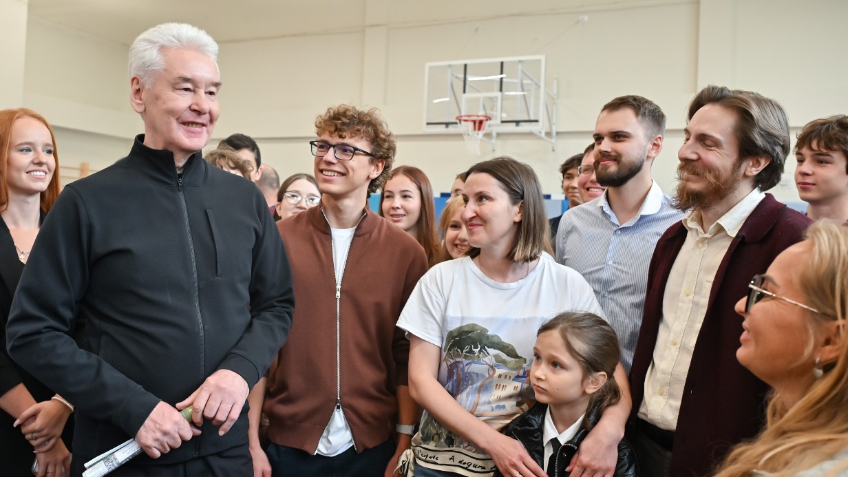 Мэр Москвы Сергей Собянин осмотрел корпус-новостройку, возведенный в районе Хорошево-Мневники для школы № 1517, пообщался с учениками, их родителями и педагогами