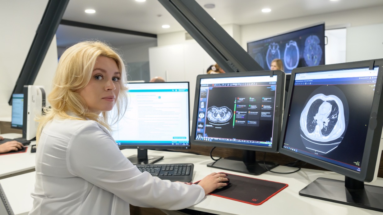 Врач-рентгенолог Центра диагностики и телемедицины Ольга Капралова изучает снимки после того, как их проанализировал ИИ