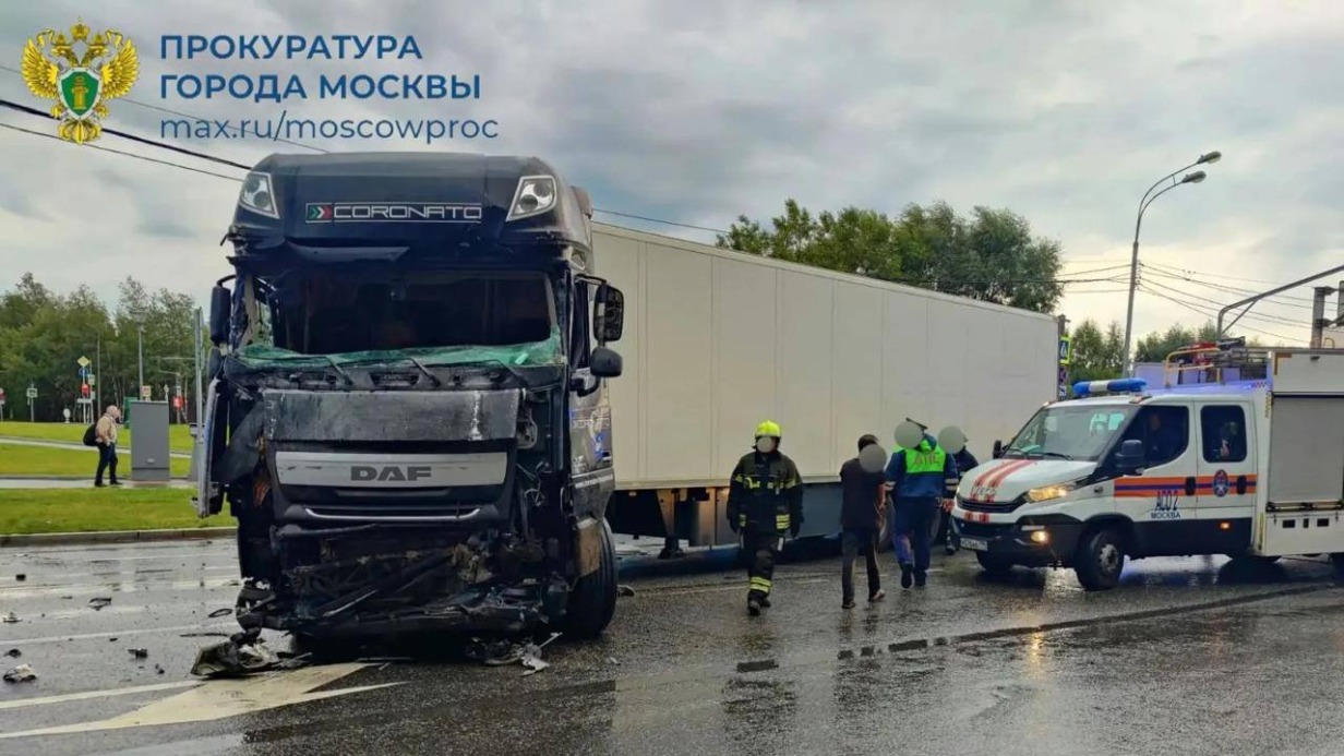 Грузовик столкнулся с автобусом на Дмитровском шоссе в Москве, есть погибший