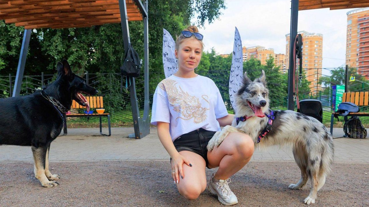 10 августа. Москвичка Юлия Громова и ее пес по кличке Джек гуляют на благоустроенной собачьей площадке в парке «Радуга»