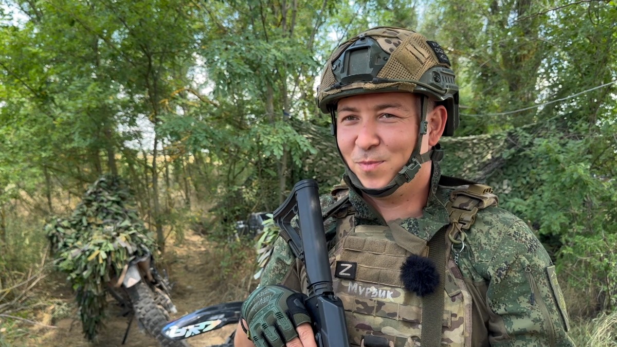 15 августа. Оператор дрона расчета беспилотных систем 18-й общевойсковой армии с позывным «Мурзик» готовится к выполнению очередной боевой задачи