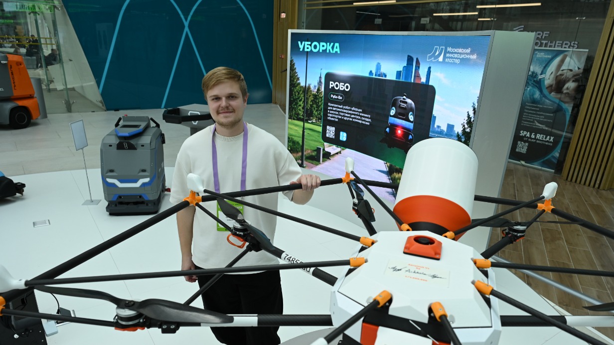 Основатель роботехнической компании Максим Курсов показывает дрон