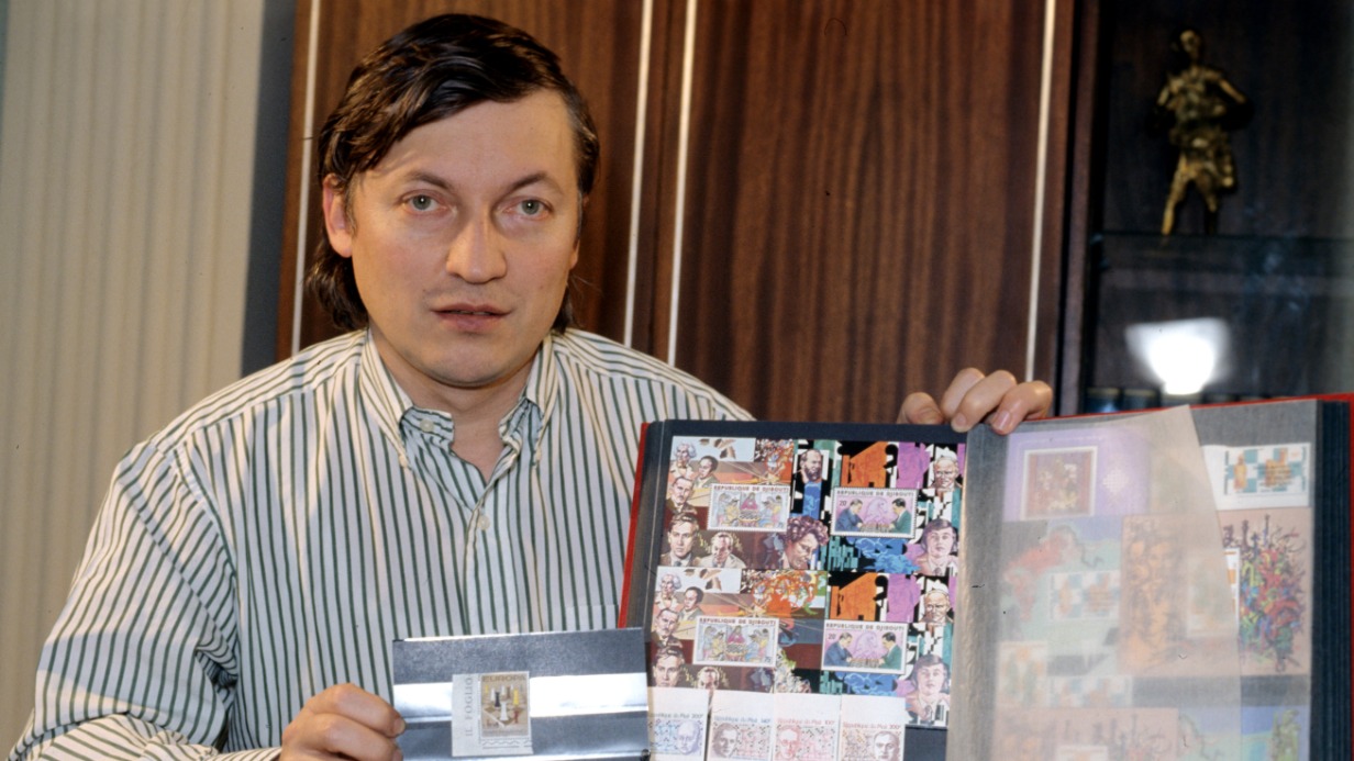Чемпион мира по шахматам Анатолий Карпов показывает свою коллекцию марок
