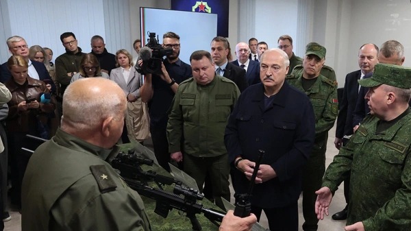Лукашенко подарили полностью произведенный в Белоруссии автомат ВСК-100Б