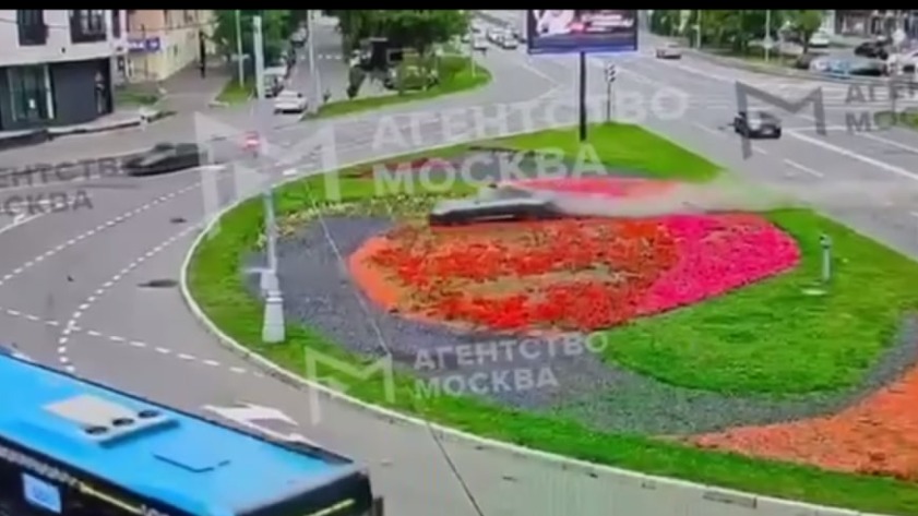 Водитель с ребенком в салоне влетел в столб на площади Ромена Роллана в Москве