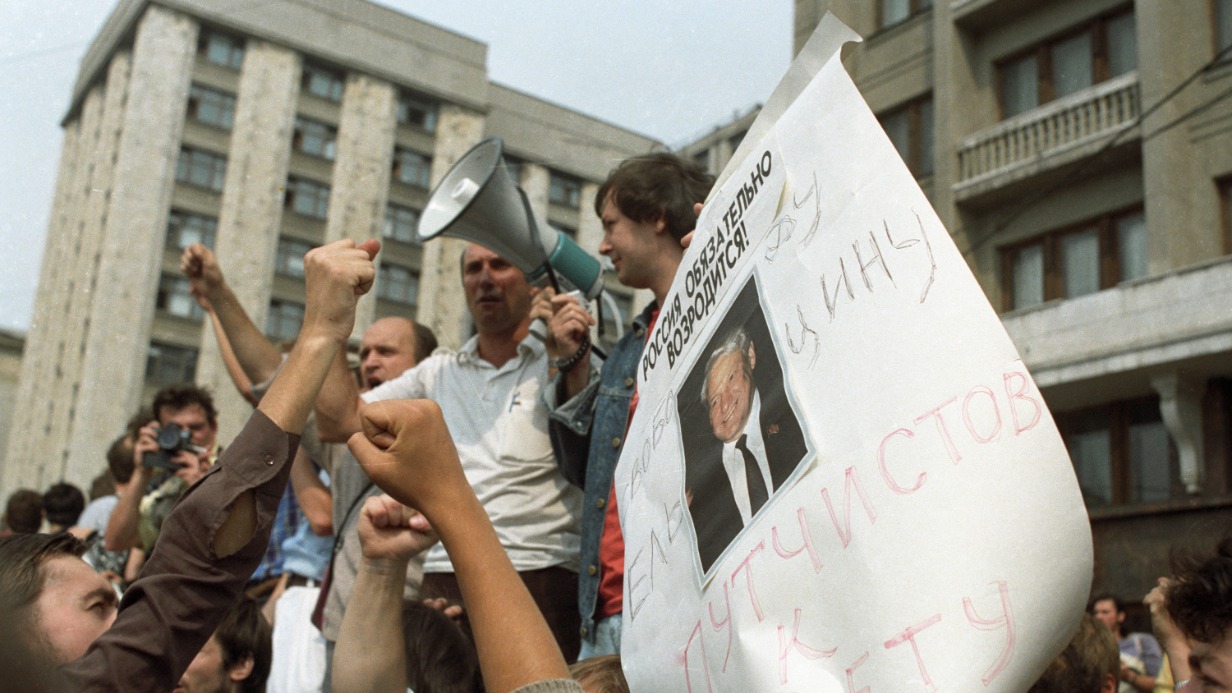 19 августа 1991 года. Митинг у Дома Совета министров СССР. Ныне в этом здании на Охотном Ряду, 1, расположена Госдума Российской Федерации