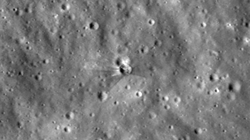 NASA показало 18-метровый кратер на Луне от падения ракеты Илона Маска