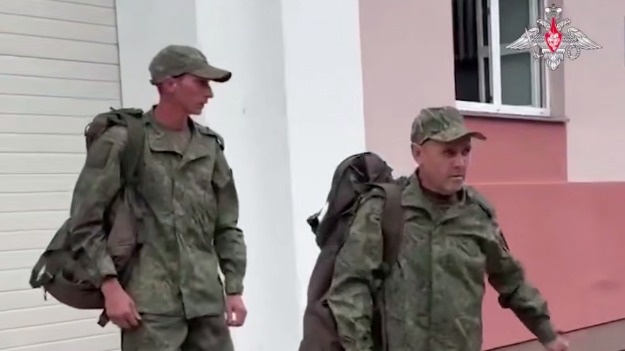 Минобороны показало кадры с вернувшимися из плена российскими бойцами