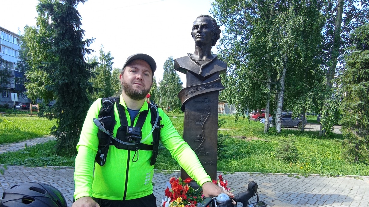 Московский учитель Олег Пастухов у памятника Михаилу Ломоносову в Холмогорах