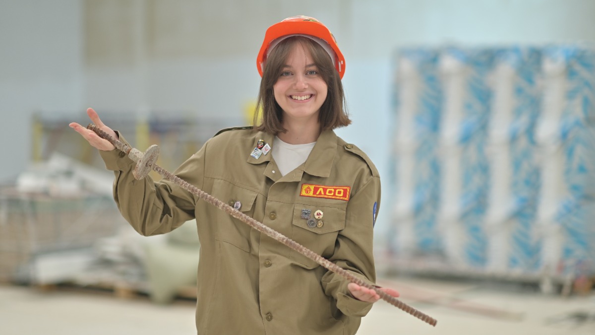 19 августа. Второкурсница НИУ МГСУ, участница студенческого строительного отряда «Титаны» Устинья Косячкова показывает, как вязать арматуру
