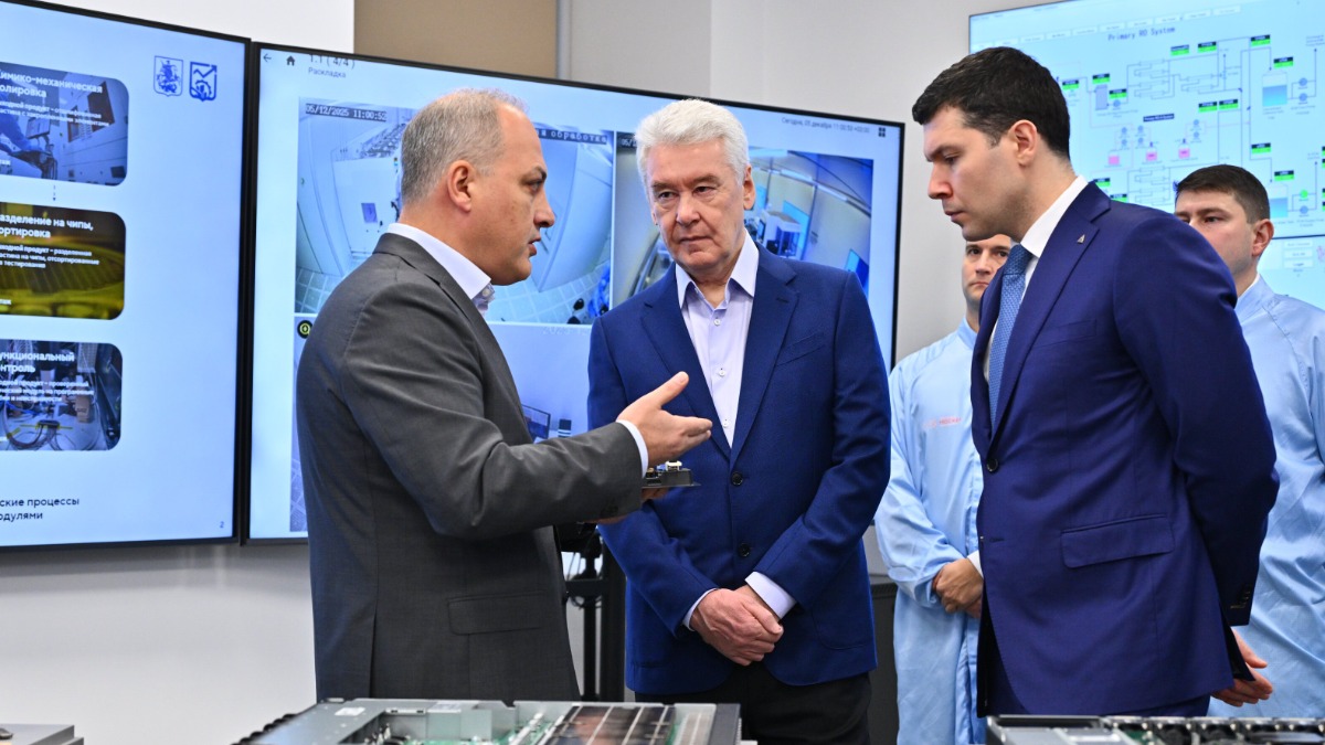 5 декабря 2025 года. Мэр Москвы Сергей Собянин (в центре) и министр промышленности и торговли РФ Антон Алиханов (справа) на открытии Московского центра фотоники на территории ОЭЗ «Технополис «Москва»