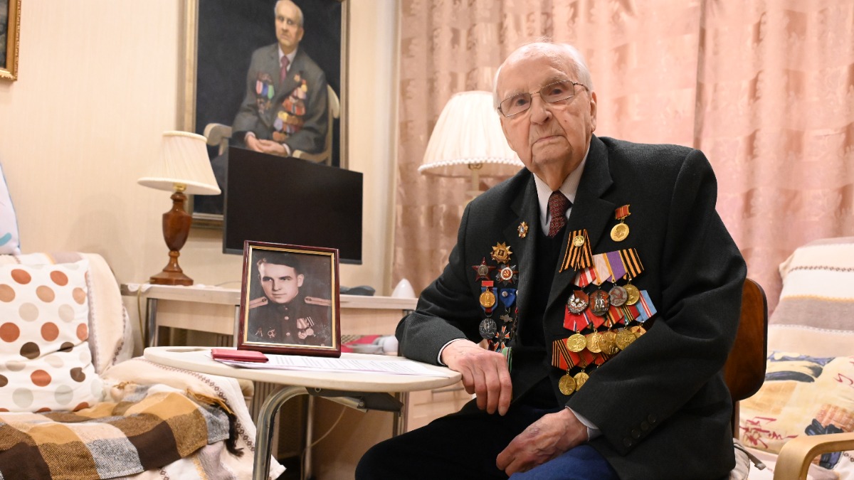 29 мая. 102-летний москвич Иван Степанович Мартынушкин, последний оставшийся в живых освободитель Освенцима, у себя дома — в квартире на Первомайской улице
