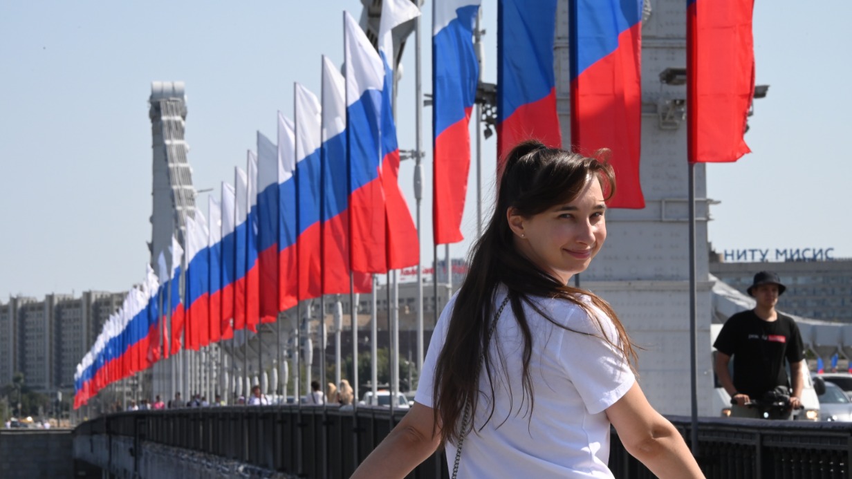 Москвичка Алена Авдеева отмечает праздник на Крымском мосту