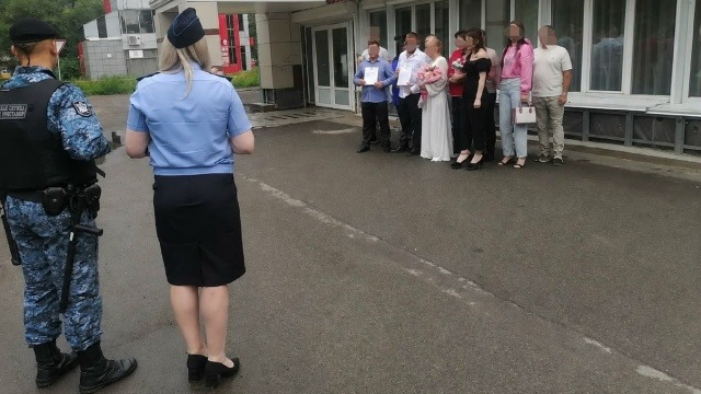 Жениха увезли со свадьбы в Хакасии к приставам из-за долгов по алиментам