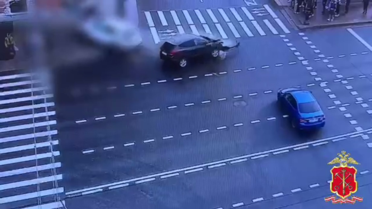 Пятерых пешеходов сбили на Невском проспекте в центре Петербурга