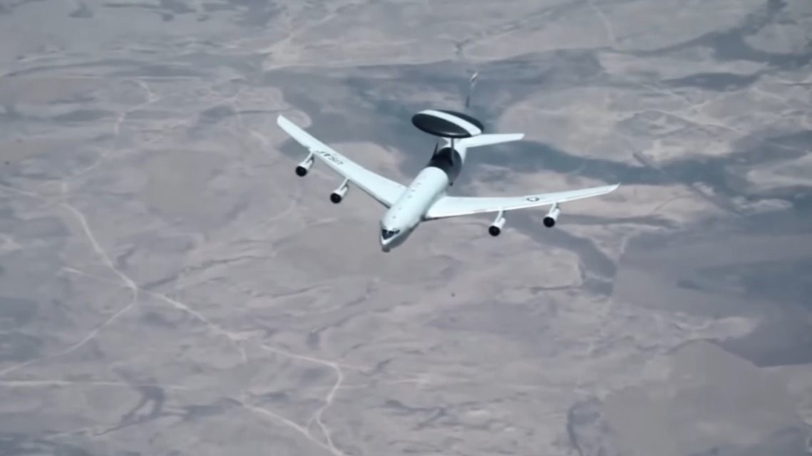 Boeing E-3B Sentry ВВС США подал сигнал бедствия в районе Ормузского пролива
