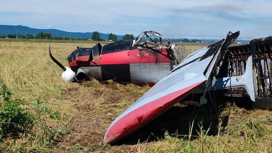 МЧС: Самолет Ан-3 аварийно сел в поле на Сахалине и загорелся
