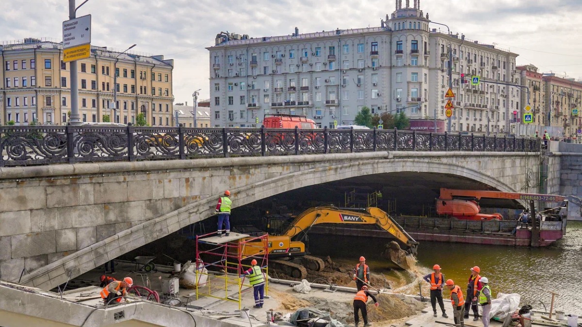 Пролетные строения нового пешеходного моста на Болотной набережной смонтировали в центре Москвы