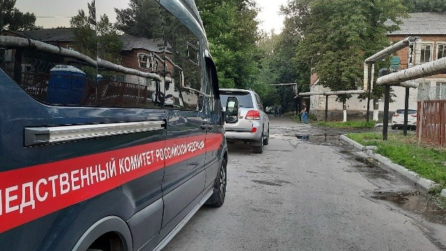 Двухлетний ребенок погиб от удара током во время прогулки в Ростовской области