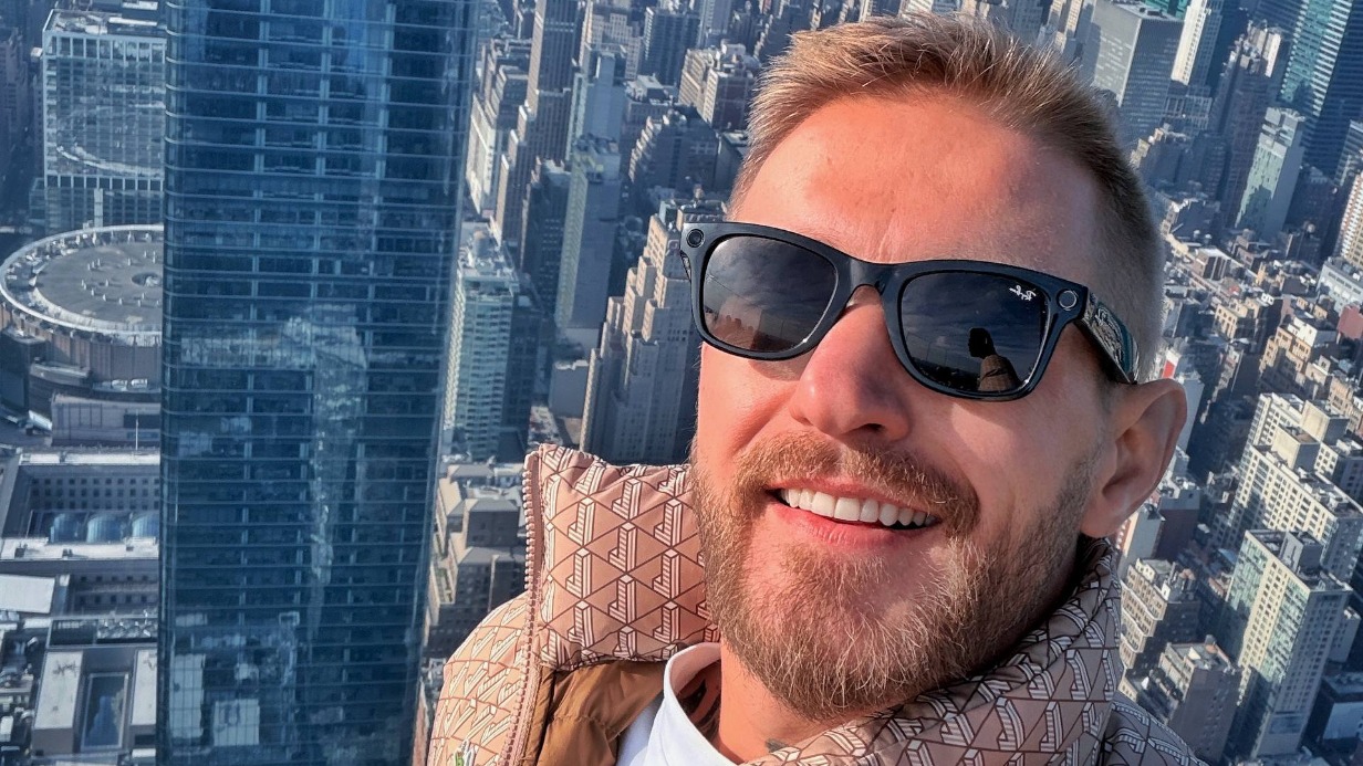 Блогер Коваленко бросил пятитысячную купюру в фонтан на Мамаевом кургане: видео, арест, уголовное дело