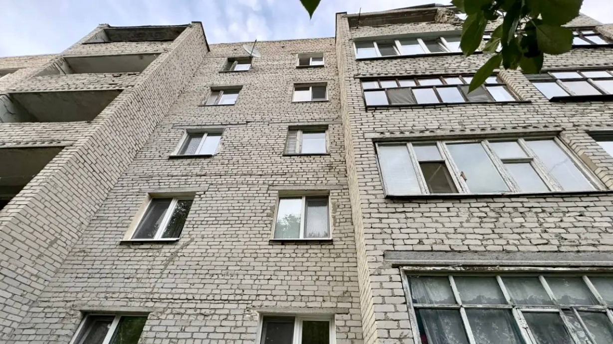 Двухлетний мальчик выпал из окна пятого этажа под Саратовом, он в больнице