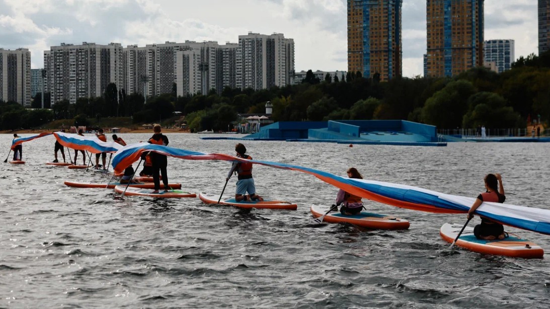 600-метровый триколор развернули над Москвой-рекой в районе Строгино