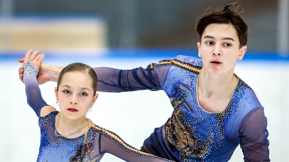 Фигуристы Шешелева и Карнаухов победили в парах на этапе юниорского Гран-при