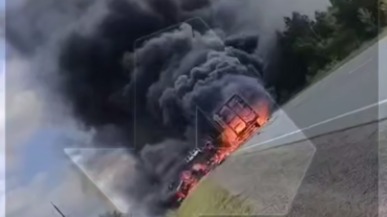 Две машины полностью сгорели после смертельной аварии в Оренбургской области