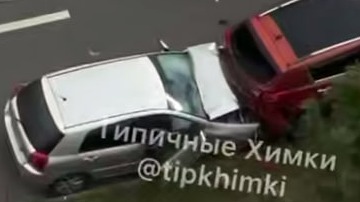 Toyota врезалась в припаркованные машины на улице Горшина в Химках: видео
