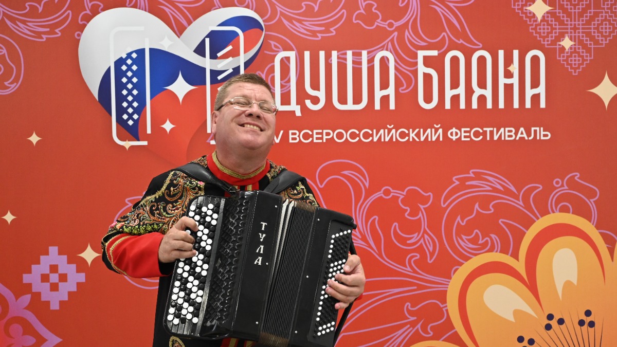 20 августа. Ильдар Чипчиков, концертмейстер ансамбля «Мирница» из Самарской области, выступает на фестивале